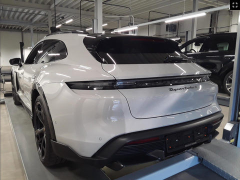 Porsche Taycan Turbo S Cross Turismo in Crayon aka. Chalk MY2023