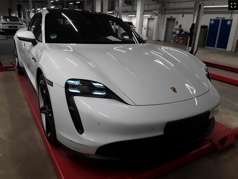 Porsche Taycan Sport Limousine in Carrara White Metallic MY 2022