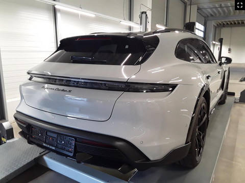 Porsche Taycan Turbo S Cross Turismo in Crayon aka. Chalk MY2023